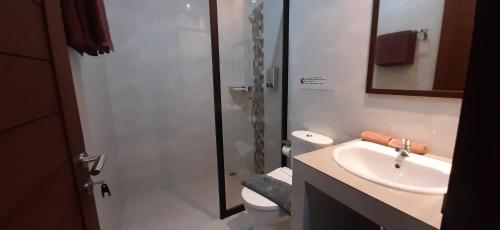 沙努尔Kubu doble的浴室配有卫生间、盥洗盆和淋浴。