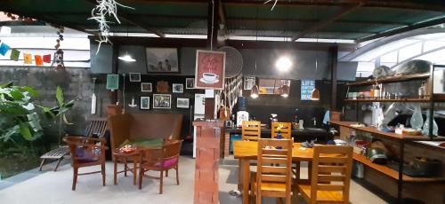 沙努尔Kubu doble的一间用餐室,内设椅子和桌子