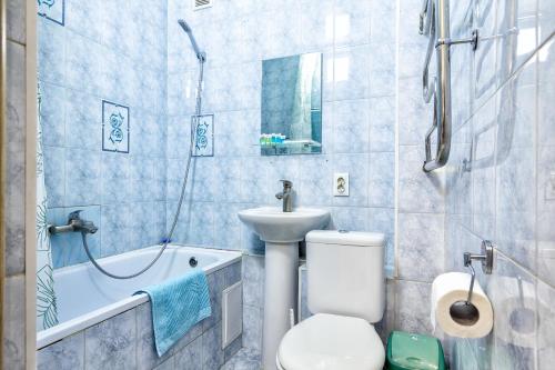 阿拉木图406. Отличный вариант для туристов и командированных的浴室配有卫生间、盥洗盆和淋浴。