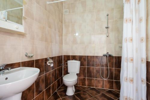 EmonaVilla Entre的浴室配有卫生间、盥洗盆和淋浴。