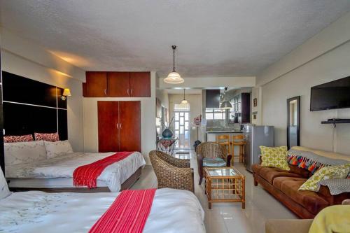 德班Marlborough apartment 509的一间卧室设有一张床和一间客厅。