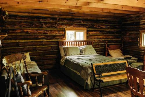 彭延Rustic Ridge的小木屋内一间卧室,配有一张床