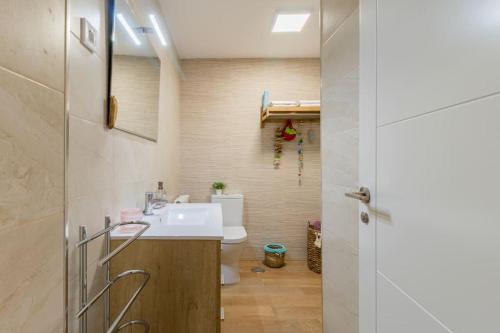 莫格罗Apartamento mogro playa的一间带水槽和卫生间的浴室