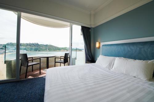 香港長洲華威酒店的酒店客房配有一张床,享有水景