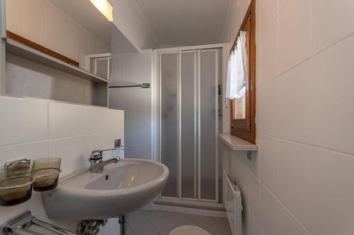 罗卡皮耶托雷Casa Narciso的白色的浴室设有水槽和淋浴。