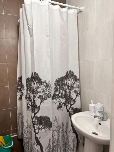 博罗沃耶Promenad Burabay 45P的浴室设有布满树木的浴帘