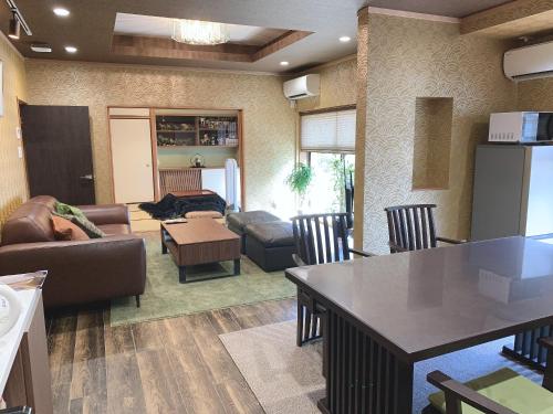 京都京都祗园佐野旅馆的客厅配有沙发和桌子