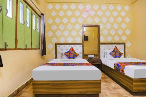 瓦拉纳西FabHotel Shivam Palace的两张床位 - 带两张西德西德西德西德床