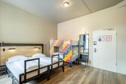 多特蒙德多特蒙德火车总站a＆o酒店的一间卧室设有两张双层床和一台冰箱