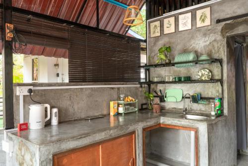 珍南海滩Bunga Hostel的厨房配有水槽和台面