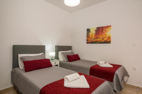 KatokhórionSofias Dreamy Retreat的一间卧室配有两张带毛巾的床