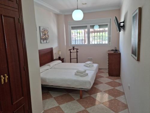 阿尔科斯-德拉弗龙特拉Piso Levante的一间小卧室,配有床和窗户