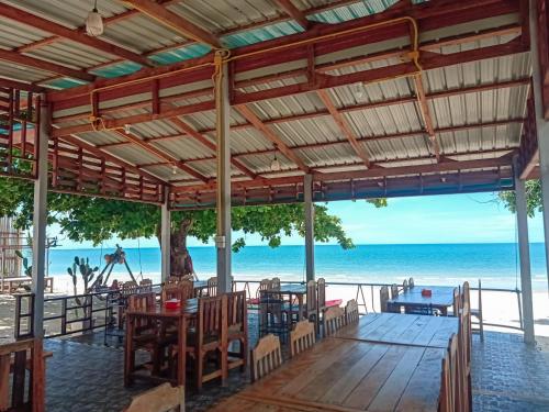 Ban Thung OHOME NO 3 khanom的一间享有海滩美景的餐厅