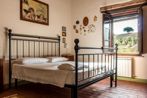 圣奎里科-多尔恰La Moiana的一间卧室设有一张床和一个窗口