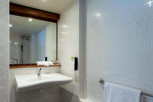 圣艾蒂安迪鲁夫赖鲁昂萨德 - 天顶 - 世博公园钟楼酒店的白色的浴室设有水槽和镜子
