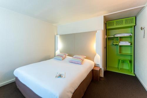 圣艾蒂安迪鲁夫赖鲁昂萨德 - 天顶 - 世博公园钟楼酒店的酒店客房,设有床铺和绿色橱柜