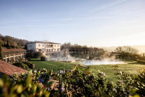 巴尼奥维尼奥尼阿德勒温泉度假酒店的一座花园,其建筑背景是