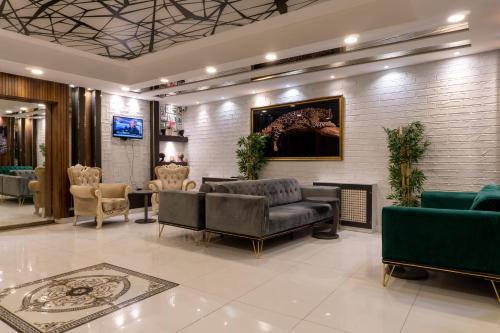 BakanlıklarAnatolia Luxury Hotel的大楼内一个带沙发和椅子的大堂