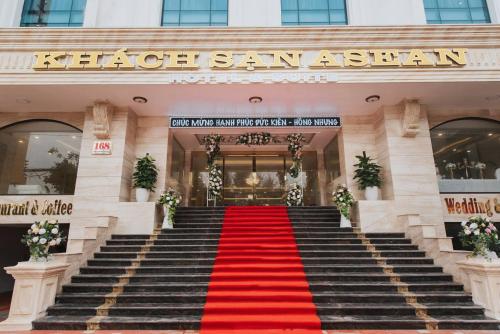 海阳Asean Hotel的通往酒店并铺有红地毯的楼梯