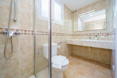 布拉内斯AR Apartaments Camps的浴室配有卫生间、淋浴和盥洗盆。