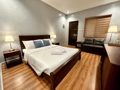 科隆Harbour Bliss Hotel的一间卧室配有一张大床和一张沙发
