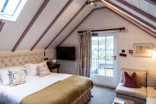 克兰菲尔德The Double Red Duke, Cotswolds的一间卧室设有一张大床和一个窗户。