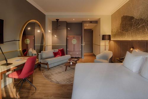 米兰新门NH酒店的酒店客房设有床和客厅。
