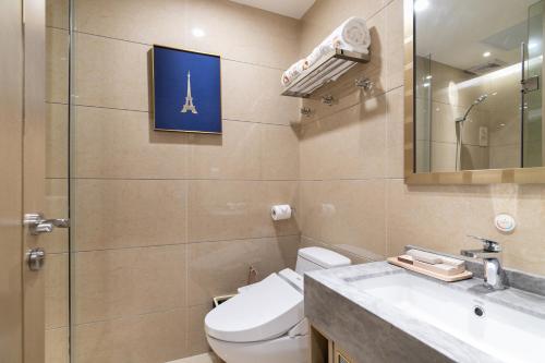 广州Cloud Land Apartment 翡翠华庭的一间带卫生间、水槽和镜子的浴室