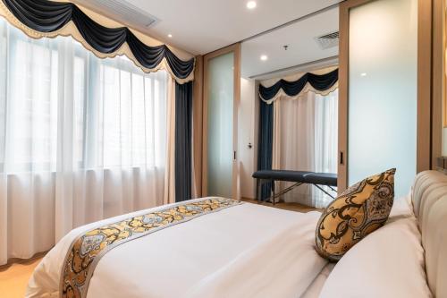 广州Cloud Land Apartment 翡翠华庭的卧室配有白色的床和窗户。