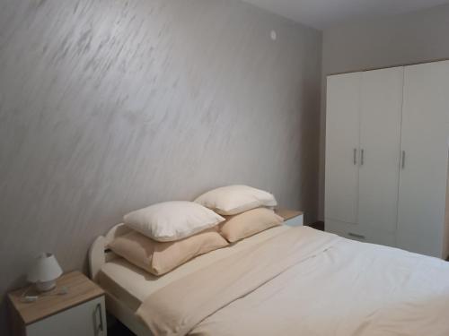 巴尼亚科维利亚查Apartment Dana的一间卧室配有带白色床单和枕头的床。