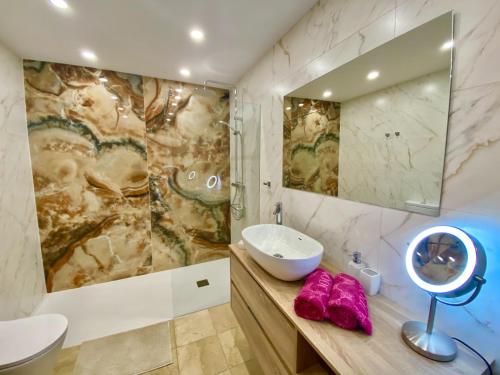 阿德耶BLUE DIAMOND luxury apartment with amazing seaview in Costa Adeje的一间带水槽和镜子的浴室