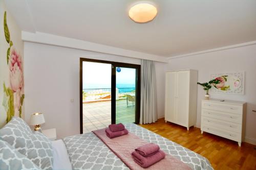 阿德耶BLUE DIAMOND luxury apartment with amazing seaview in Costa Adeje的一间卧室设有一张床,享有海景