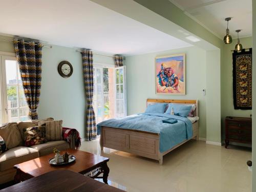 勒卡内Brise des Pins的一间卧室设有一张床和一间客厅。
