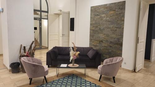 布达佩斯D50 Hotel的客厅配有沙发和两把椅子