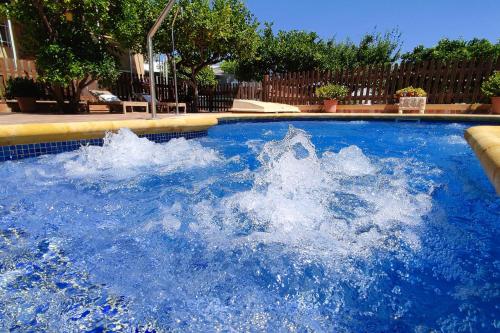 洛尔卡Casa de invitados tradicional con piscina en la huerta de Lorca的游泳池里的水池