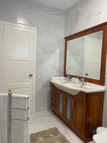 英雄港Casa do Porto的一间带水槽和镜子的浴室