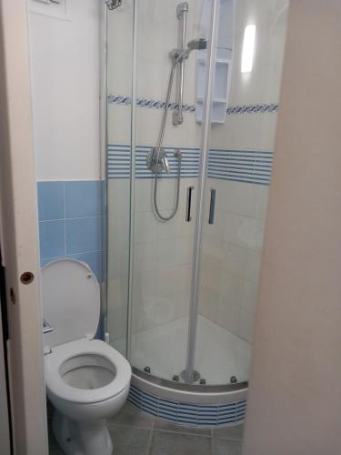 圣托斯特凡诺港Residence Sole Dell'Argentario的一间带卫生间和淋浴的浴室