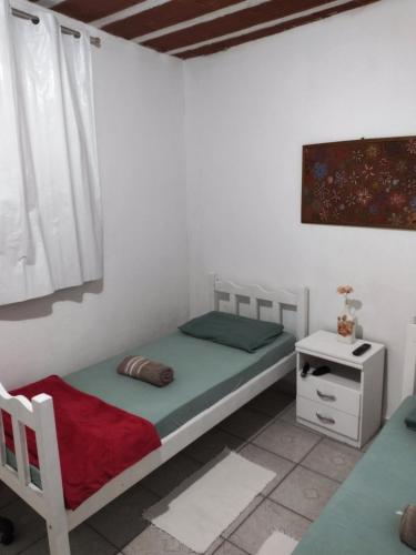 尤西德福拉Hospedagem Progresso的一间小卧室,配有一张床和一张桌子