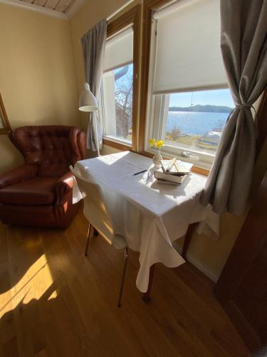 斯德哥尔摩Sun Slottet的客厅配有桌子、沙发和窗户