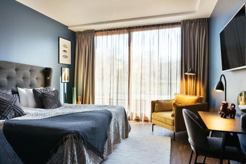 斯德哥尔摩Backstage Hotel Stockholm的卧室配有床、椅子和窗户。