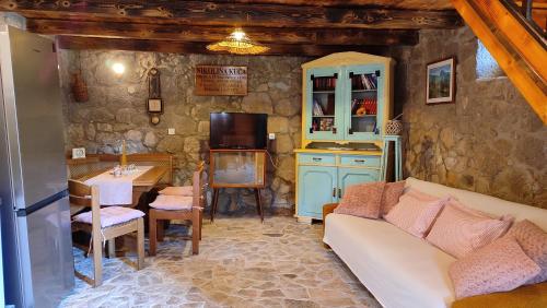 VrgoracEthno Village Kokorici的客厅配有沙发和桌子