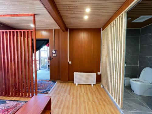 香格里拉香格里拉天依阁客栈的木质墙壁的客房内设有带卫生间的浴室