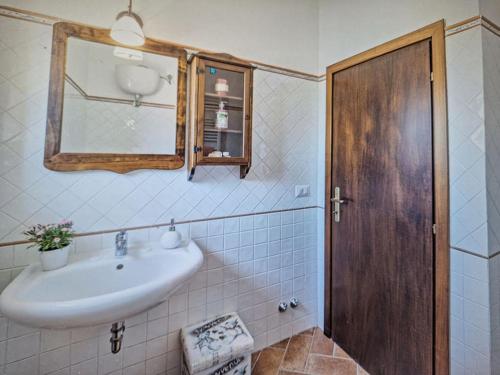 蒙特普齐亚诺Dimora del Grillo的一间带水槽和镜子的浴室