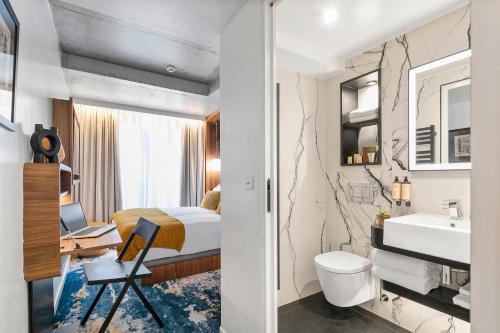 巴黎CARD Hôtel的一间酒店客房 - 带一张床和一间浴室