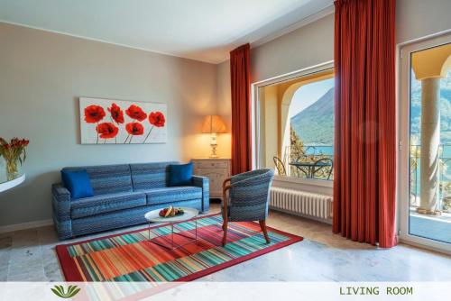 波尔莱扎帕尔科独立酒店的客厅设有蓝色的沙发和窗户。