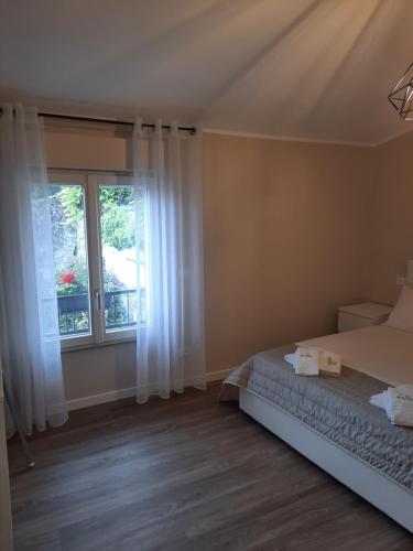 加尔尼亚诺Il limone的一间卧室设有一张床和一个窗口
