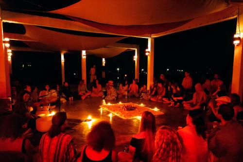 拜县Atlas Valley的一群人坐在一个有蜡烛的舞台上