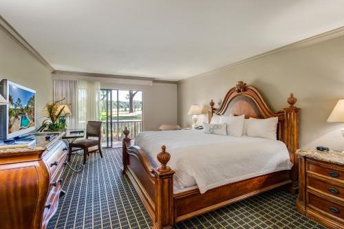 Howey in the HillsMission Resort and Club的一间卧室配有一张大床和一张书桌