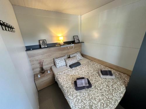 梅特利卡BB HOUSE KOLPA RIVERSIDE的小房间设有一张床和两个枕头