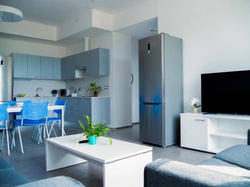 桑坦德Apartamentos Turísticos UNEATLANTICO的一间带冰箱的客厅和一间厨房